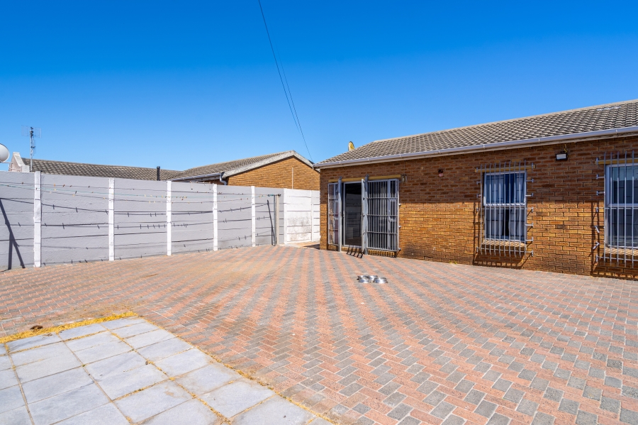 5 Bedroom Property for Sale in Ottery Western Cape